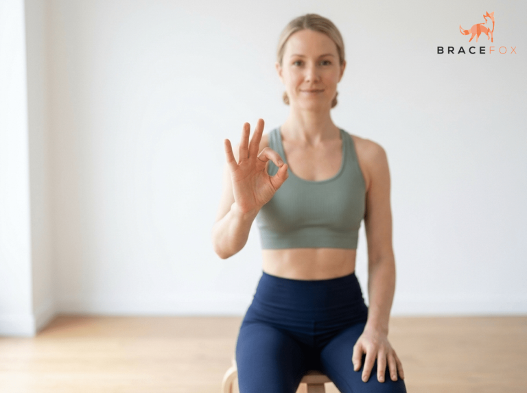 Anna, unsere digitale Physiotherapeutin, zeigt die Übung: Daumenopposition und Dehnung