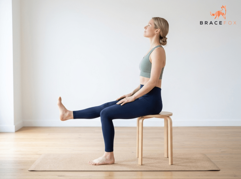 Anna, unsere digitale Physiotherapeutin, zeigt die Übung: Ischias-Nervengleitübung (Nerve Glide)