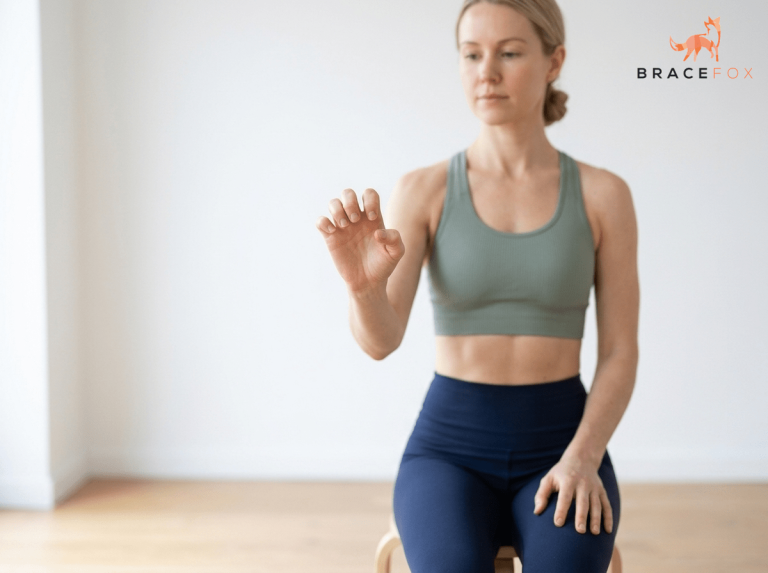 Anna, unsere digitale Physiotherapeutin, zeigt die Übung: Tendon glides (Sehnengleitübung für die Finger)