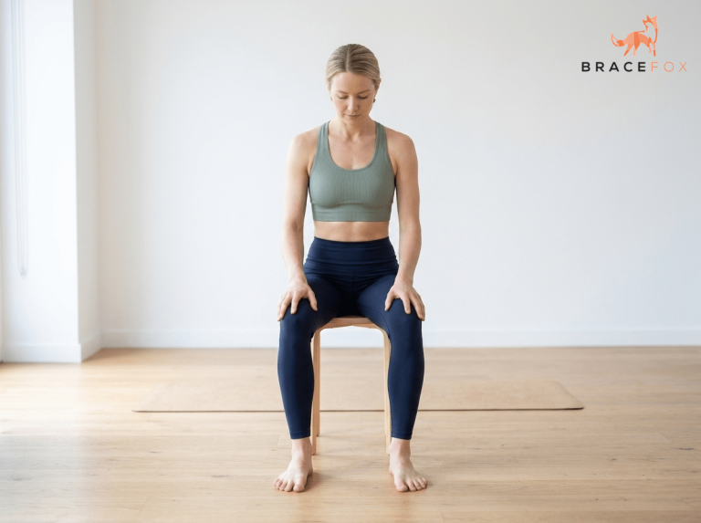 Anna, unsere digitale Physiotherapeutin, zeigt die Übung: Zehenspreizen und Großzehen-Abduktion